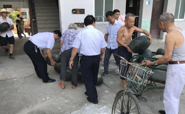 炎炎夏日，為福利院老人送清涼